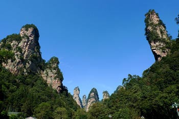 張家界國(guó)家森林公園、黃龍洞、天門山、鳳凰古城純玩五日游