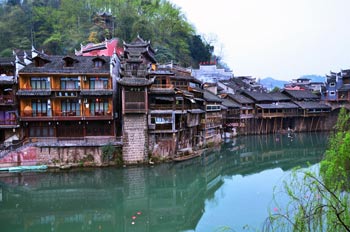  張家界國(guó)家森林公園、黃龍洞、鳳凰古城九景三晚四日游
